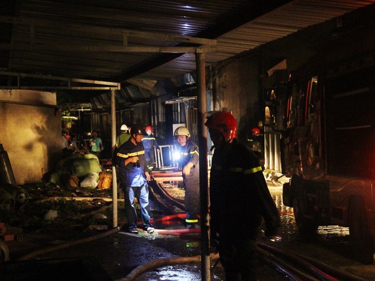 Nổ lớn và hỏa hoạn gần 3 tiếng tại công ty may ở Quận 9 ảnh 4