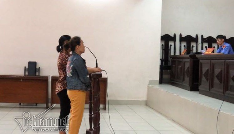 Vụ hắt dầu luyn vào phản thịt lợn: 2 bị cáo bị xử 18 tháng tù ảnh 1