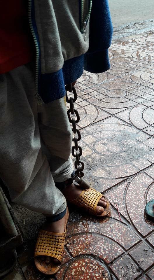 Công an vào cuộc vụ bé trai bị xích tay chân lang thang ngoài chợ ảnh 2