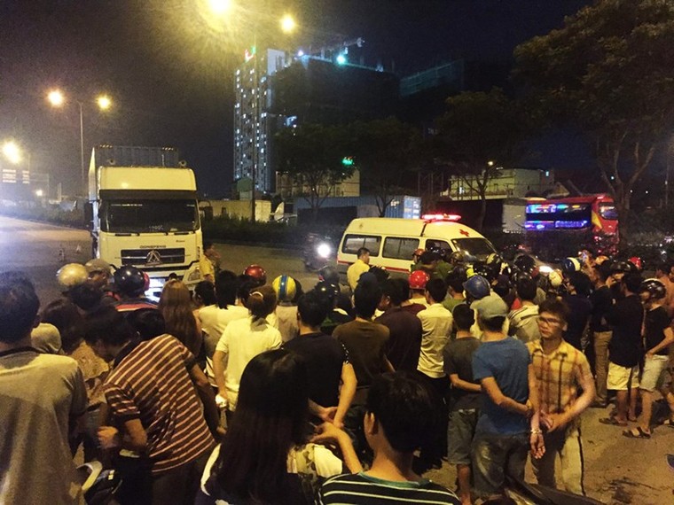 Hai thanh niên đi xe máy bị cuốn vào gầm xe container, 1 người tử vong ảnh 2