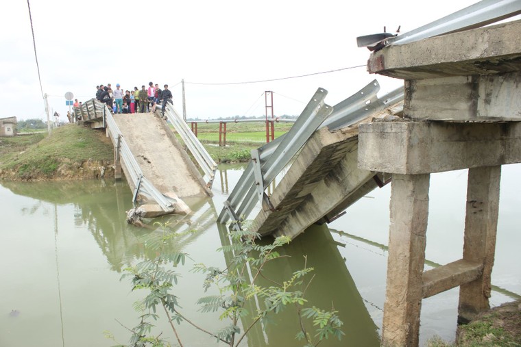 Tuyên Quang: 3 công nhân mất tích do sập cầu ảnh 1