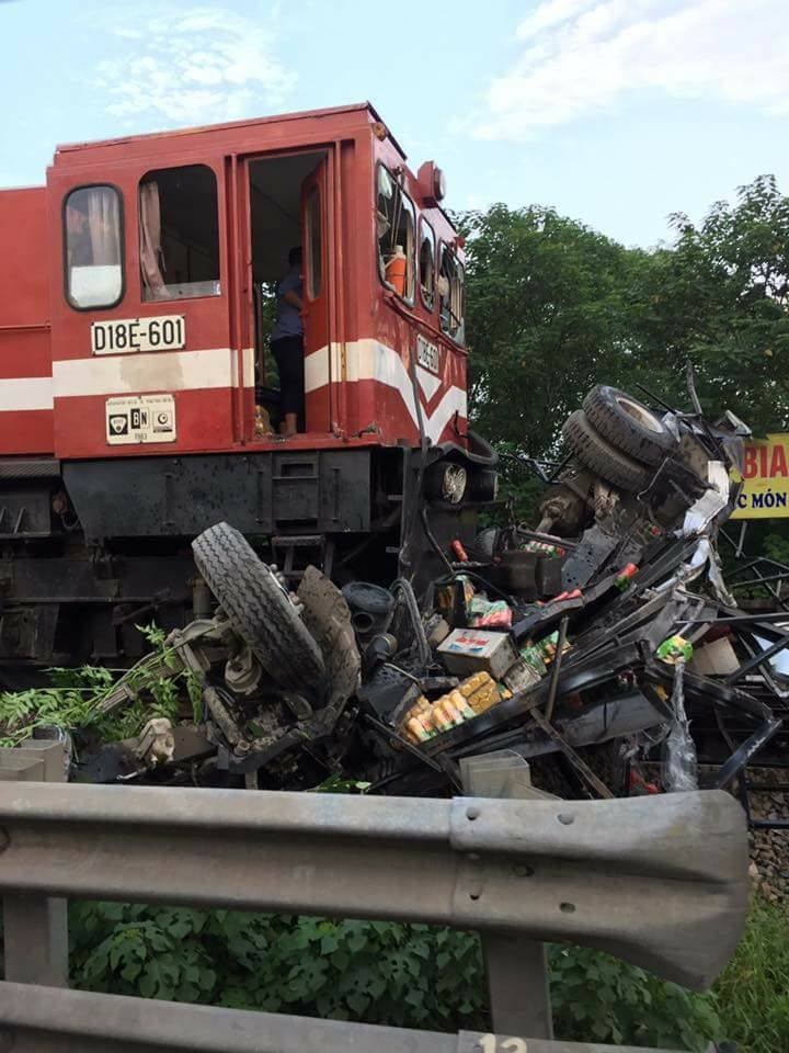 Xe tải chở nước ngọt cố vượt đường ray bị tàu hỏa đâm nát ảnh 2