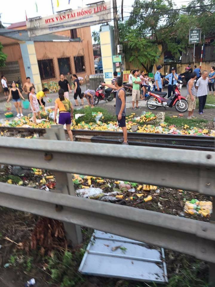 Xe tải chở nước ngọt cố vượt đường ray bị tàu hỏa đâm nát ảnh 3