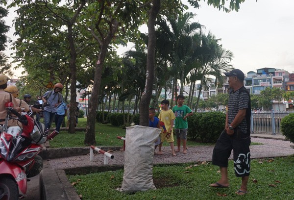 Bị xử phạt 2 triệu lỗi "tè bậy", lái xe ôm méo mặt xin ông Đoàn Ngọc Hải ảnh 1