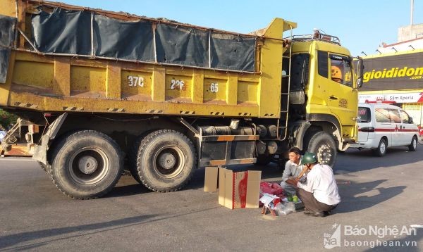 Chồng khóc ngất khi thấy vợ và con bị xe tải tông ảnh 2