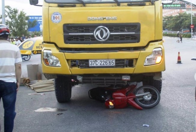 Chồng khóc ngất khi thấy vợ và con bị xe tải tông ảnh 1