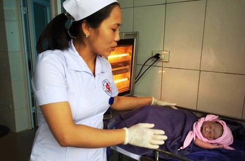 Nghệ An: Chồng đỡ đẻ cho vợ ngay trên xe taxi ảnh 2