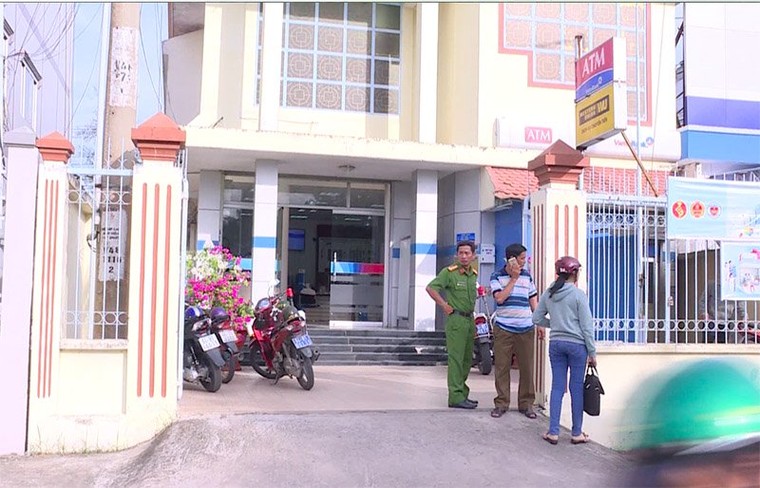 Tin mới vụ mang súng cướp ngân hàng ở Vĩnh Long ảnh 1
