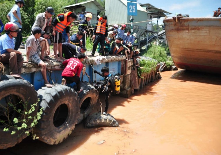 Thi thể bé trai rơi xuống cống bị trôi ra sông Đồng Nai ảnh 1