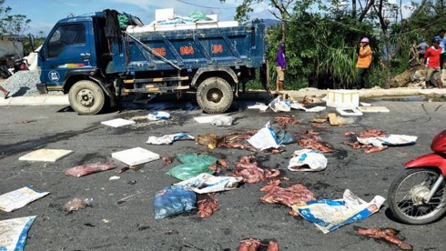 Hà Tĩnh: Nghi xe tải chôn trộm hải sản thối, dân chặn quốc lộ 1A ảnh 1