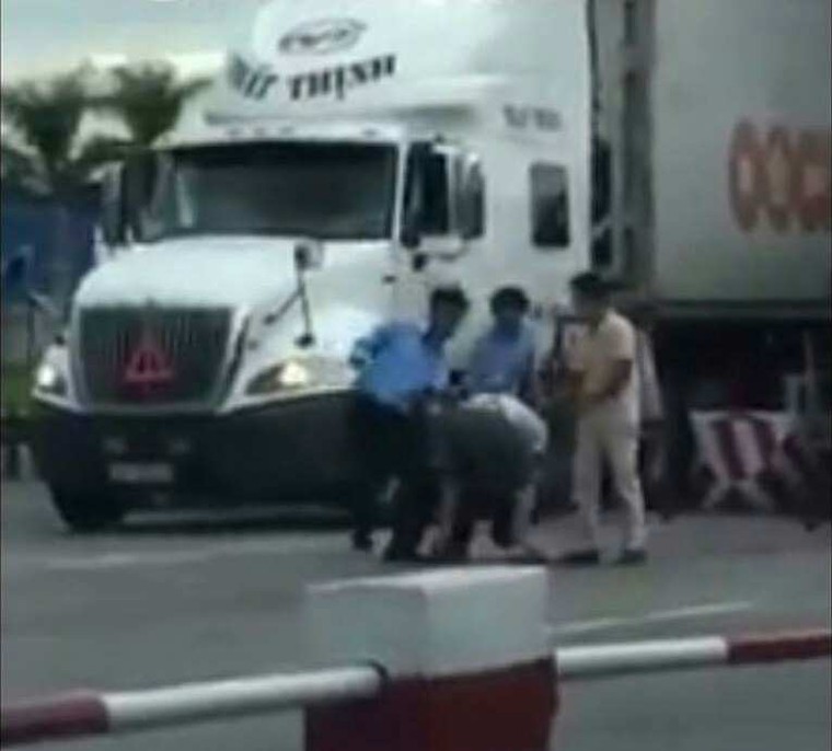 Vụ tài xế bị đánh tại trạm thu phí: Người trong cuộc lên tiếng ảnh 1