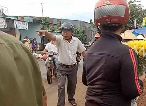 Đắk Lắk: Trưởng công an xã đá văng hàng hóa của người dân ảnh 2