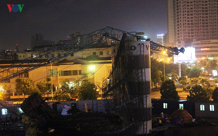 Hà Nội: 2 cần cẩu bất ngờ đổ sập, người dân hú vía ảnh 1