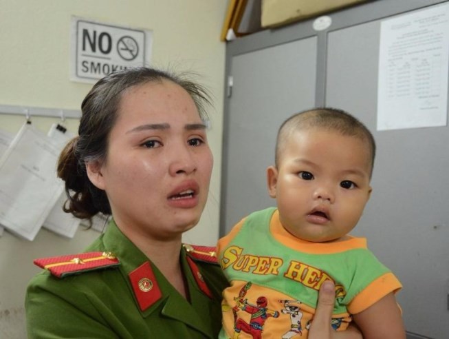 Bé trai bị bỏ rơi trong nhà nghỉ được nữ Thiếu úy công an cưu mang ảnh 2