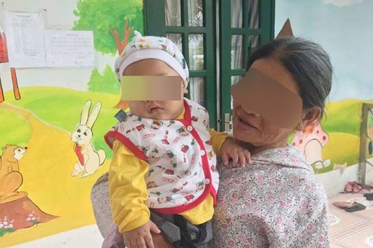 Bé trai bị bỏ rơi trong nhà nghỉ được bà ngoại đón về chăm sóc ảnh 1