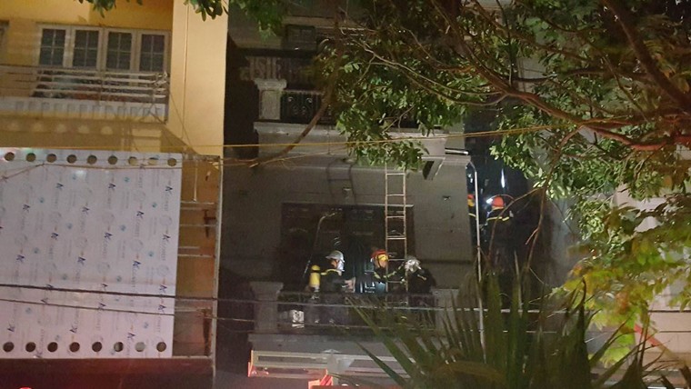 Huy động 8 xe cứu hỏa dập lửa cho hỏa hoạn tại quán karaoke ảnh 3