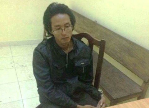 Thanh niên cầm mã tấu chém rụng hàng loạt gương ô tô trên đường ảnh 2