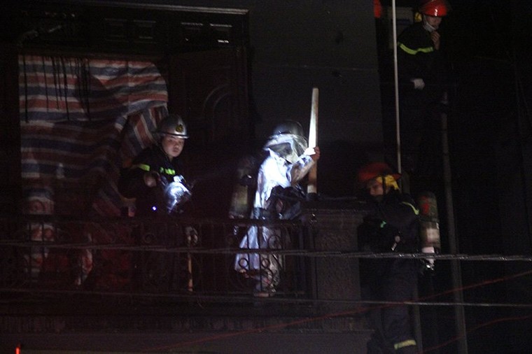 Huy động 8 xe cứu hỏa dập lửa cho hỏa hoạn tại quán karaoke ảnh 2