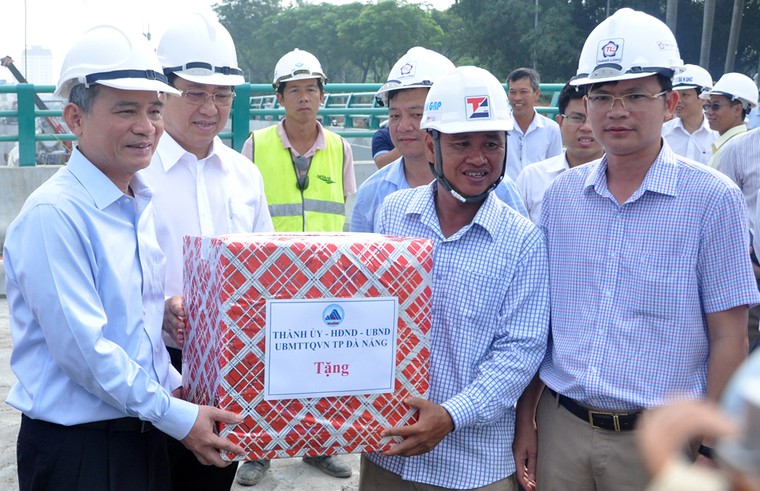 Bí thư và Chủ tịch Đà Nẵng thị sát hầm chui phục vụ APEC 2017 ảnh 1