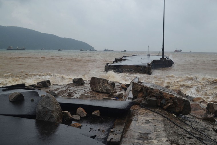 Phó Thủ tướng Trịnh Đình Dũng kiểm tra tình hình sau bão tại Phú Yên ảnh 2