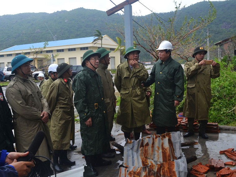 Phó Thủ tướng Trịnh Đình Dũng kiểm tra tình hình sau bão tại Phú Yên ảnh 3
