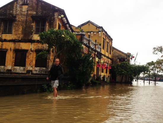 Ngập lụt nghiêm trọng, Hội An khẩn cấp di dời người dân và du khách ảnh 3