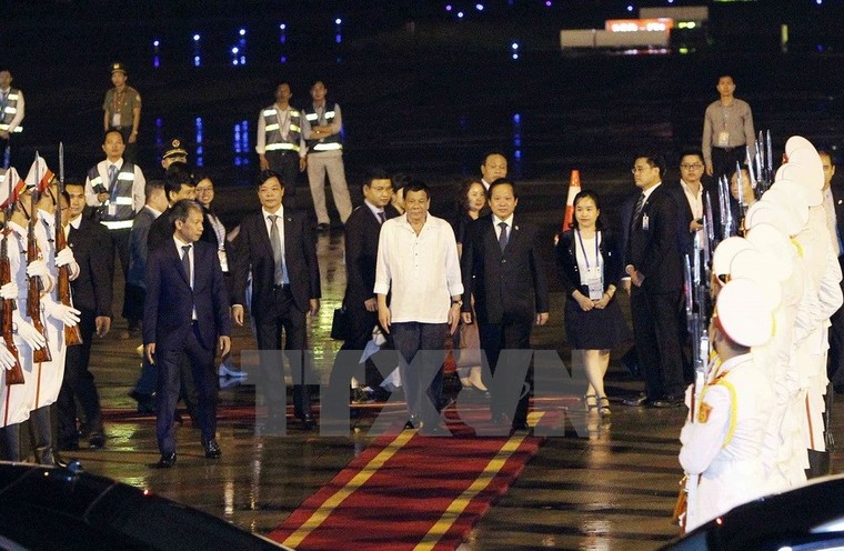 APEC2017: Tổng thống Philipines Rodrigo Duterte đặt chân đến Việt Nam ảnh 2