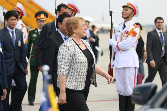 Nữ Tổng thống Chile dạo bước thăm phố cổ Hà Nội ảnh 1