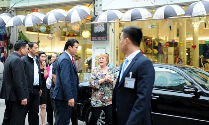 Nữ Tổng thống Chile dạo bước thăm phố cổ Hà Nội ảnh 2