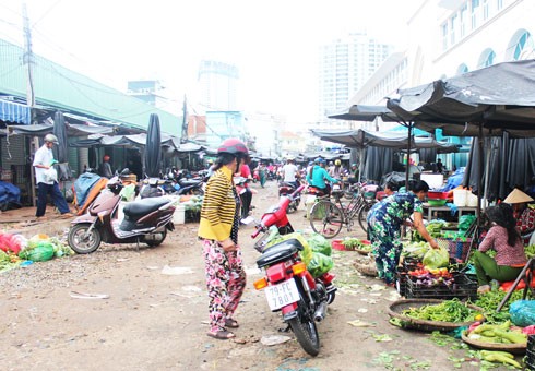 Khánh Hòa: Người dân đổ xô tích trữ thực phẩm trước bão số 14 ảnh 3