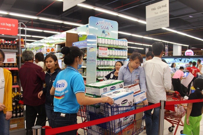 Khánh Hòa: Người dân đổ xô tích trữ thực phẩm trước bão số 14 ảnh 2