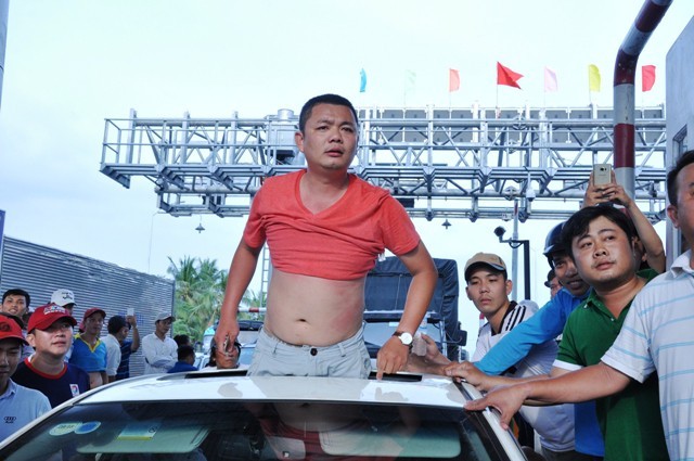 Tài xế kích động phản đối BOT Cai Lậy gây cảnh tượng hỗn loạn ảnh 2