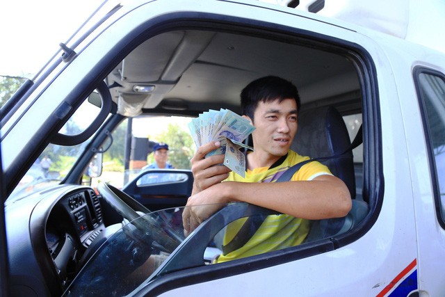 Tài xế kích động phản đối BOT Cai Lậy gây cảnh tượng hỗn loạn ảnh 1