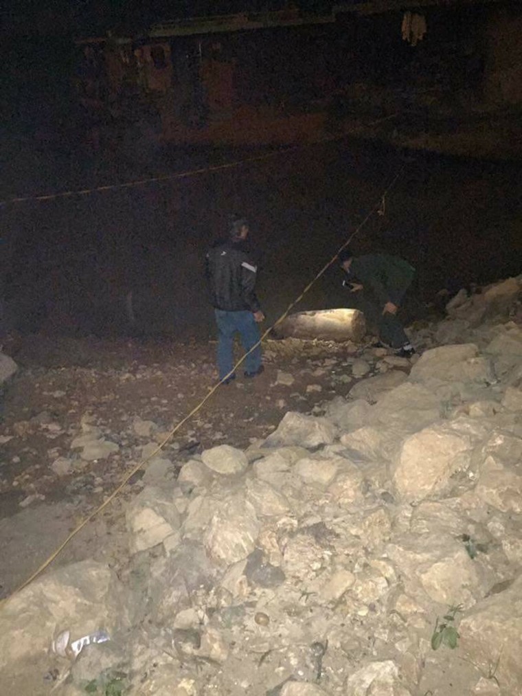 Vĩnh Phúc: Đi dò sắt trên sông, phát hiện bom dài 1,2m ảnh 1