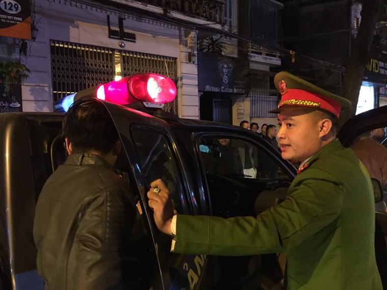 Hà Nội: Xe điên gây tai nạn, gọi điện cho 'đồng bọn' mang dao đến giải vây ảnh 2