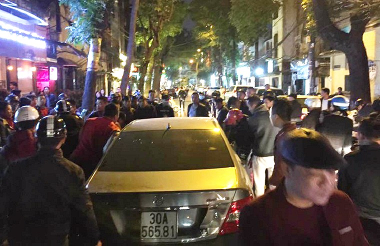 Hà Nội: Xe điên gây tai nạn, gọi điện cho 'đồng bọn' mang dao đến giải vây ảnh 1