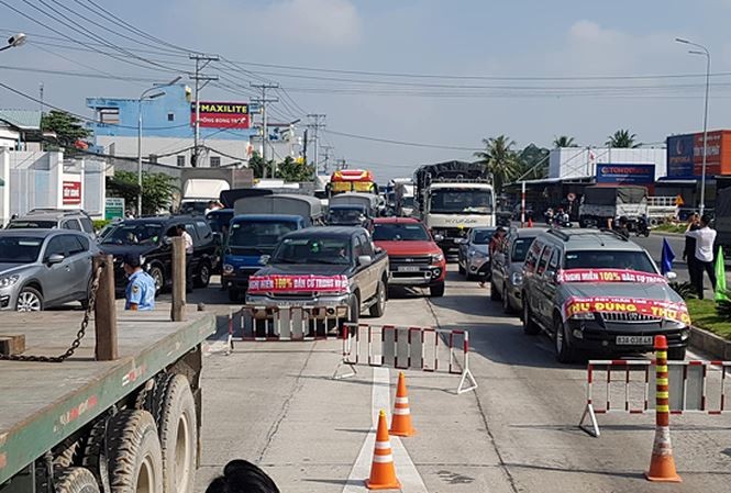 Tài xế tắt máy, bấm còi phản đối, BOT Cần Thơ-Phụng Hiệp xả trạm ảnh 2