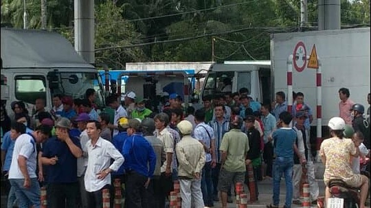 Tài xế tắt máy, bấm còi phản đối, BOT Cần Thơ-Phụng Hiệp xả trạm ảnh 4