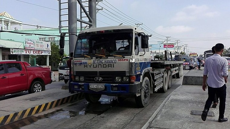 Tài xế tắt máy, bấm còi phản đối, BOT Cần Thơ-Phụng Hiệp xả trạm ảnh 3