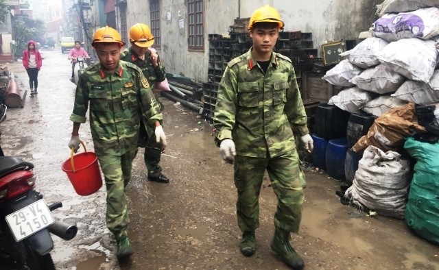 Lập chốt kiểm soát xe chở phế liệu ra vào Quan Độ ảnh 1