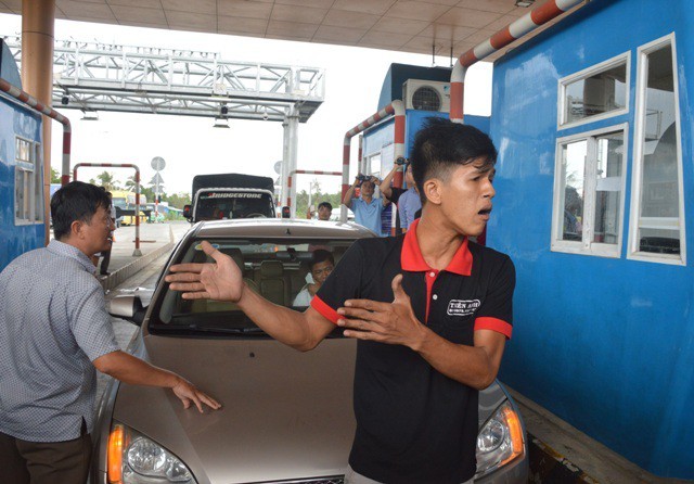 Tài xế biển xanh cố thủ phản đối thu phí, BOT Sóc Trăng 'xả trạm' ảnh 2