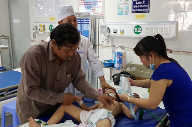 Vụ cha lừa 3 con uống thuốc sâu: Người vợ nức nở trần tình về gia cảnh ảnh 1