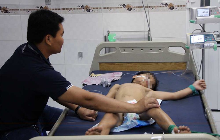 Vụ cha lừa 3 con uống thuốc sâu: Người vợ nức nở trần tình về gia cảnh ảnh 2