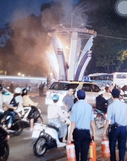 Đèn trang trí Tết bất ngờ bất cháy giữa trung tâm TP.HCM ảnh 1