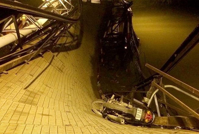 Cầu Long Kiển bất ngờ sập, ô tô xe máy rơi xuống sông ảnh 1