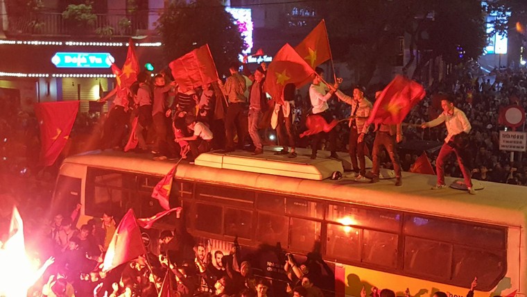 Từ bệnh viện cho đến Phố đi bộ, hàng trăm nghìn CĐV đã có một đêm 'không ngủ' với U23 Việt Nam ảnh 2