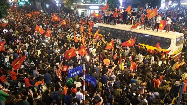 Từ bệnh viện cho đến Phố đi bộ, hàng trăm nghìn CĐV đã có một đêm 'không ngủ' với U23 Việt Nam ảnh 1