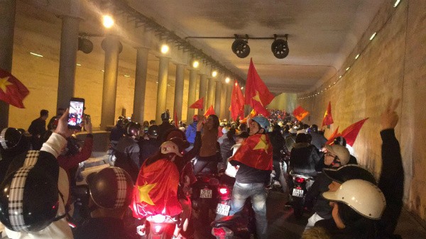 Từ bệnh viện cho đến Phố đi bộ, hàng trăm nghìn CĐV đã có một đêm 'không ngủ' với U23 Việt Nam ảnh 4