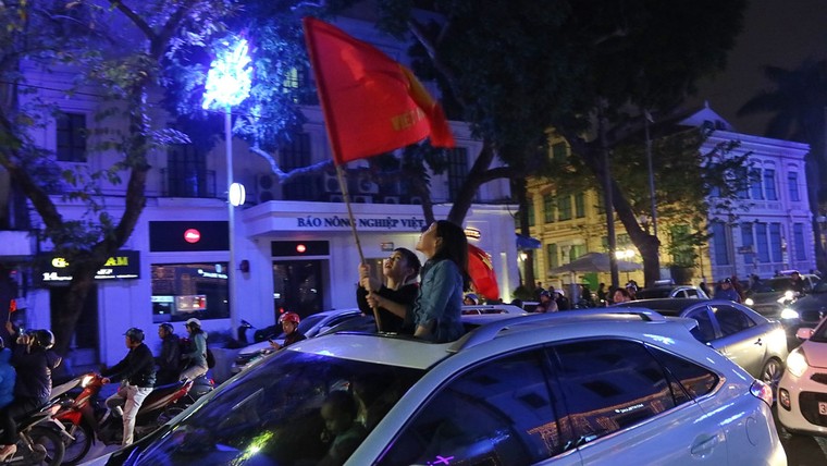 Từ bệnh viện cho đến Phố đi bộ, hàng trăm nghìn CĐV đã có một đêm 'không ngủ' với U23 Việt Nam ảnh 10