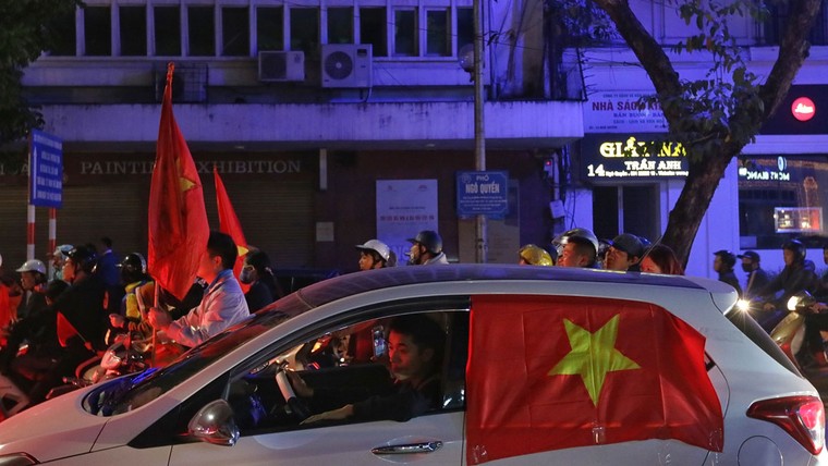 Từ bệnh viện cho đến Phố đi bộ, hàng trăm nghìn CĐV đã có một đêm 'không ngủ' với U23 Việt Nam ảnh 12